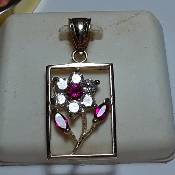 Estate 1.25ctw Lab Created Ruby & CZ Flower Framed 14Kt Yellow Gold Pendant17955 - Picture 3 of 6